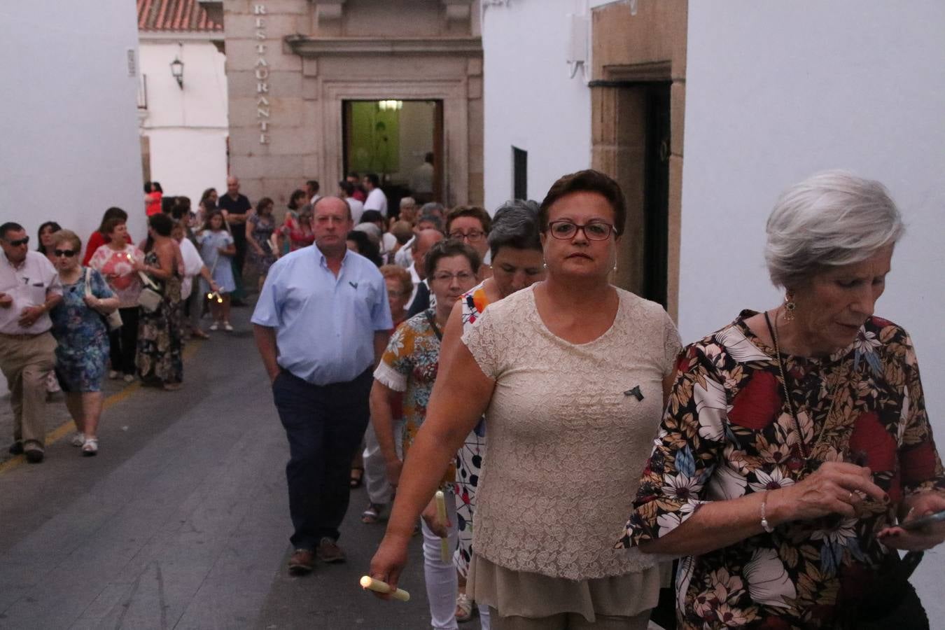 Nuestra Señora de Aguasantas despertó, ayer, una vez más, la devoción y el fervor que los jerezanos sienten hacia Ella. Jerez de los Caballeros se vistió de gala para acompañar a su Patrona en el traslado hacia su Santuario, donde se ponía fin a los tradicionales cultos que desde el pasado mes de agosto se han celebrado en la iglesia de Santa María de la Encarnación, organizados por la Hermandad de Nuestra Señora de Aguasantas.