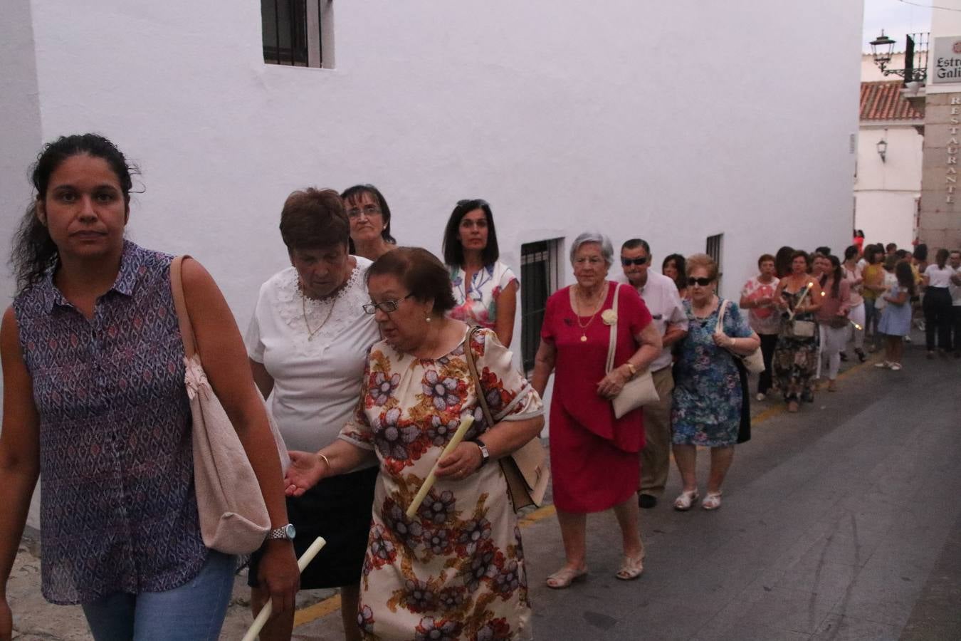 Nuestra Señora de Aguasantas despertó, ayer, una vez más, la devoción y el fervor que los jerezanos sienten hacia Ella. Jerez de los Caballeros se vistió de gala para acompañar a su Patrona en el traslado hacia su Santuario, donde se ponía fin a los tradicionales cultos que desde el pasado mes de agosto se han celebrado en la iglesia de Santa María de la Encarnación, organizados por la Hermandad de Nuestra Señora de Aguasantas.