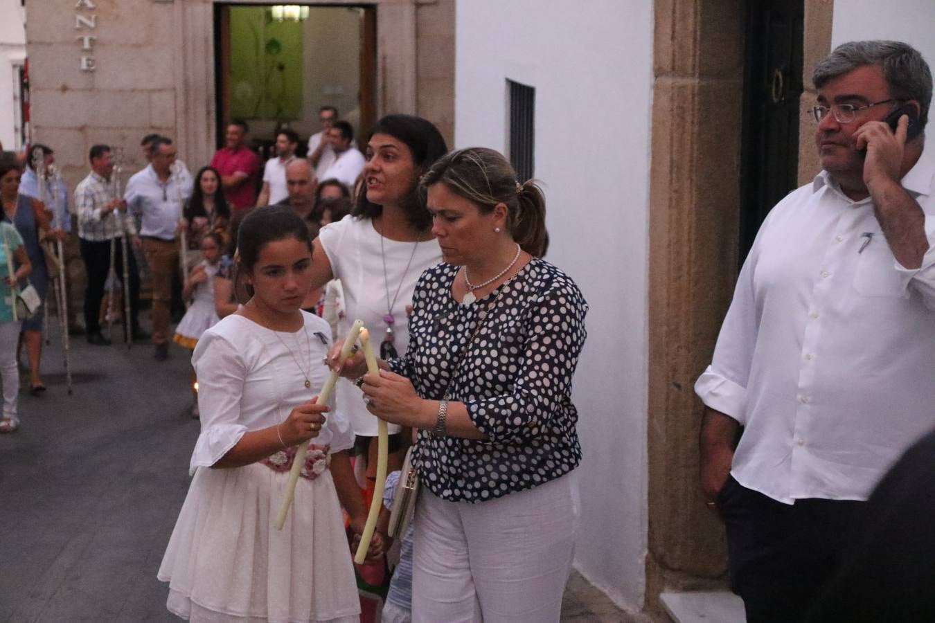 Nuestra Señora de Aguasantas despertó, ayer, una vez más, la devoción y el fervor que los jerezanos sienten hacia Ella. Jerez de los Caballeros se vistió de gala para acompañar a su Patrona en el traslado hacia su Santuario, donde se ponía fin a los tradicionales cultos que desde el pasado mes de agosto se han celebrado en la iglesia de Santa María de la Encarnación, organizados por la Hermandad de Nuestra Señora de Aguasantas.
