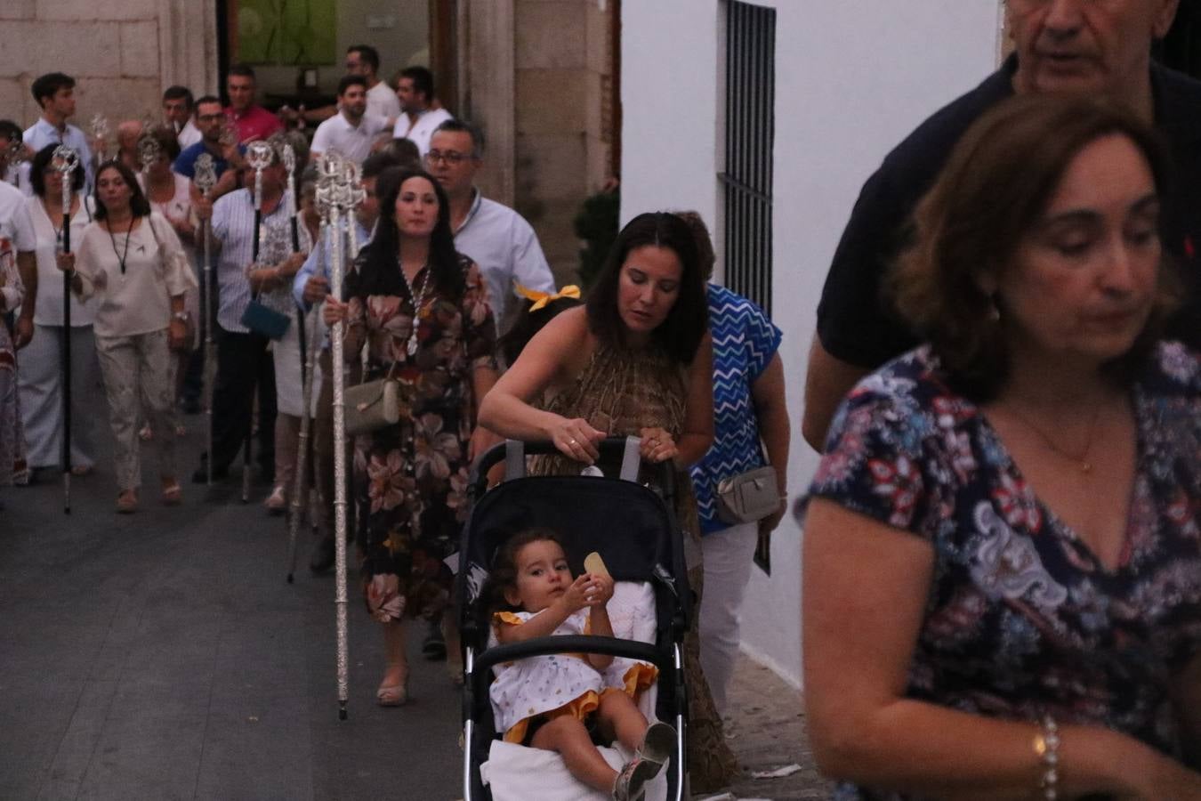 Nuestra Señora de Aguasantas despertó, ayer, una vez más, la devoción y el fervor que los jerezanos sienten hacia Ella. Jerez de los Caballeros se vistió de gala para acompañar a su Patrona en el traslado hacia su Santuario, donde se ponía fin a los tradicionales cultos que desde el pasado mes de agosto se han celebrado en la iglesia de Santa María de la Encarnación, organizados por la Hermandad de Nuestra Señora de Aguasantas.