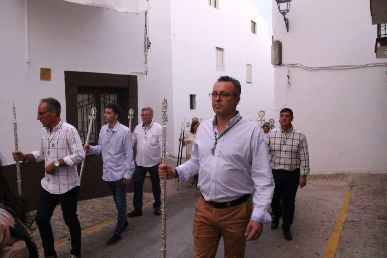 Nuestra Señora de Aguasantas despertó, ayer, una vez más, la devoción y el fervor que los jerezanos sienten hacia Ella. Jerez de los Caballeros se vistió de gala para acompañar a su Patrona en el traslado hacia su Santuario, donde se ponía fin a los tradicionales cultos que desde el pasado mes de agosto se han celebrado en la iglesia de Santa María de la Encarnación, organizados por la Hermandad de Nuestra Señora de Aguasantas.