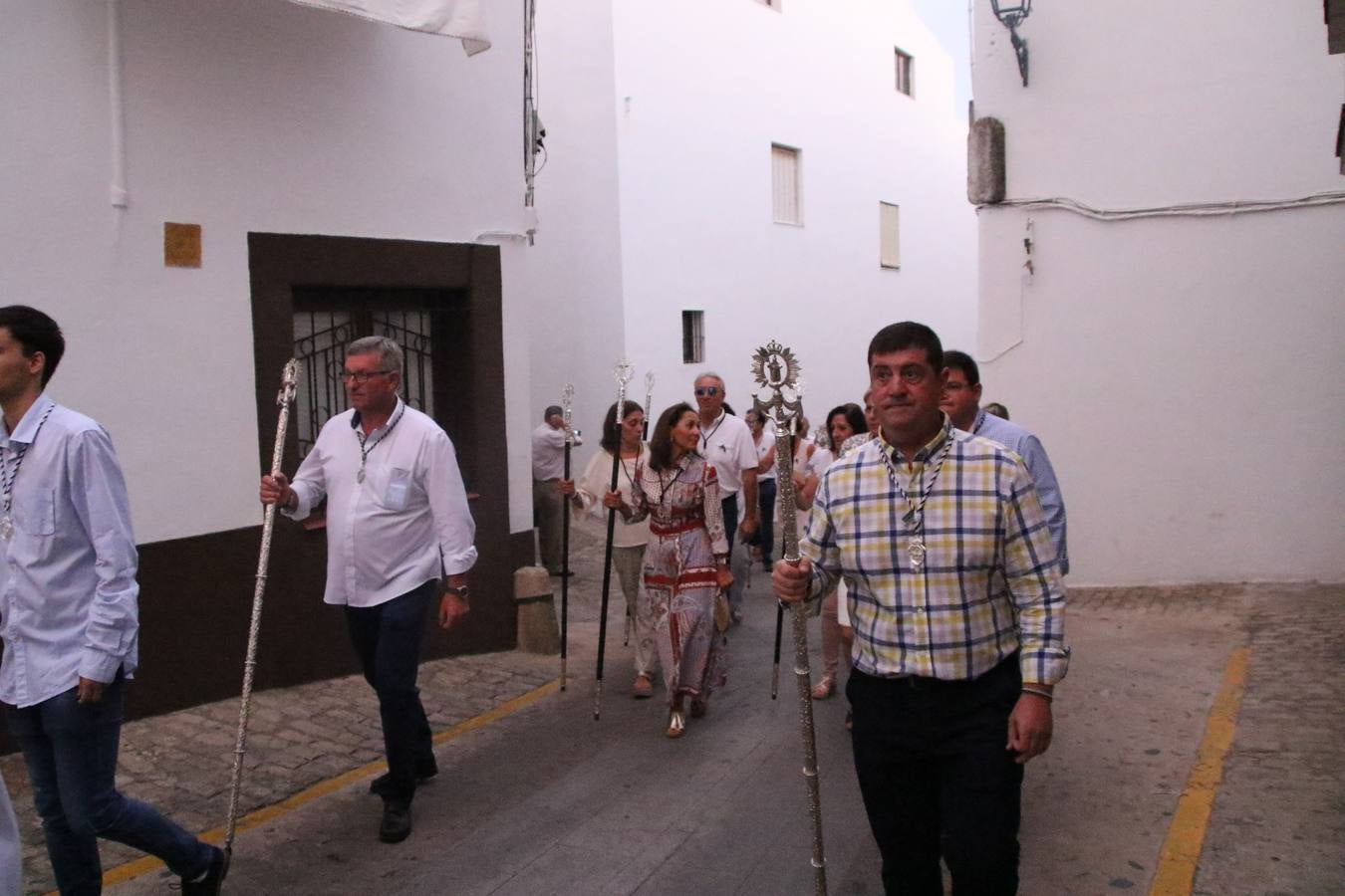 Nuestra Señora de Aguasantas despertó, ayer, una vez más, la devoción y el fervor que los jerezanos sienten hacia Ella. Jerez de los Caballeros se vistió de gala para acompañar a su Patrona en el traslado hacia su Santuario, donde se ponía fin a los tradicionales cultos que desde el pasado mes de agosto se han celebrado en la iglesia de Santa María de la Encarnación, organizados por la Hermandad de Nuestra Señora de Aguasantas.