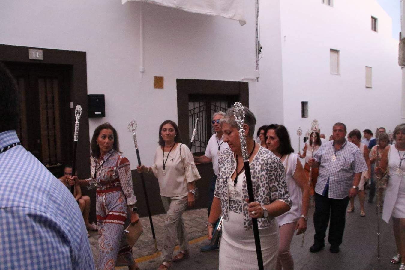 Nuestra Señora de Aguasantas despertó, ayer, una vez más, la devoción y el fervor que los jerezanos sienten hacia Ella. Jerez de los Caballeros se vistió de gala para acompañar a su Patrona en el traslado hacia su Santuario, donde se ponía fin a los tradicionales cultos que desde el pasado mes de agosto se han celebrado en la iglesia de Santa María de la Encarnación, organizados por la Hermandad de Nuestra Señora de Aguasantas.