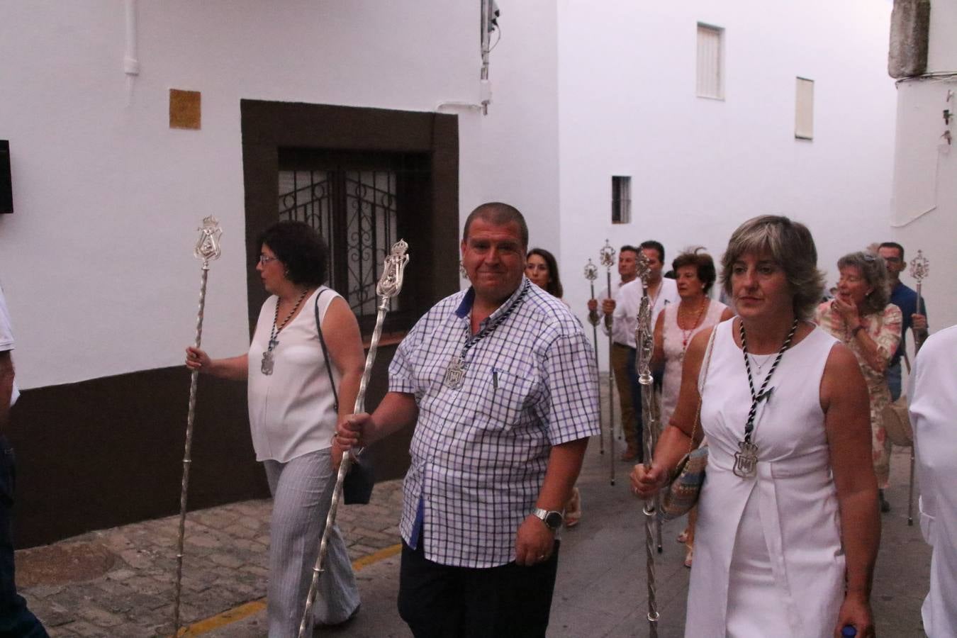 Nuestra Señora de Aguasantas despertó, ayer, una vez más, la devoción y el fervor que los jerezanos sienten hacia Ella. Jerez de los Caballeros se vistió de gala para acompañar a su Patrona en el traslado hacia su Santuario, donde se ponía fin a los tradicionales cultos que desde el pasado mes de agosto se han celebrado en la iglesia de Santa María de la Encarnación, organizados por la Hermandad de Nuestra Señora de Aguasantas.