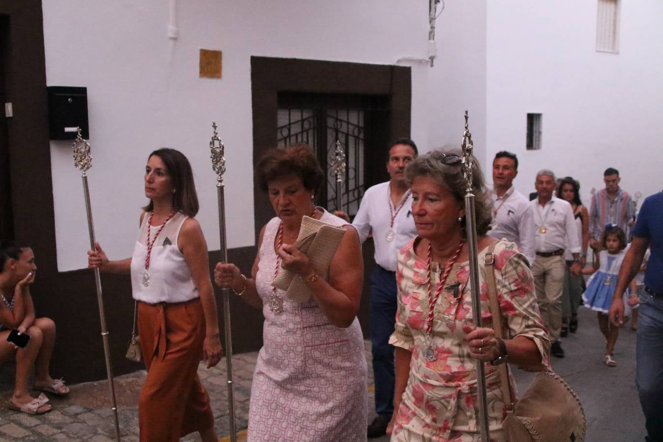 Nuestra Señora de Aguasantas despertó, ayer, una vez más, la devoción y el fervor que los jerezanos sienten hacia Ella. Jerez de los Caballeros se vistió de gala para acompañar a su Patrona en el traslado hacia su Santuario, donde se ponía fin a los tradicionales cultos que desde el pasado mes de agosto se han celebrado en la iglesia de Santa María de la Encarnación, organizados por la Hermandad de Nuestra Señora de Aguasantas.