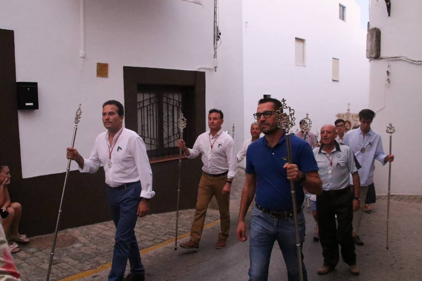 Nuestra Señora de Aguasantas despertó, ayer, una vez más, la devoción y el fervor que los jerezanos sienten hacia Ella. Jerez de los Caballeros se vistió de gala para acompañar a su Patrona en el traslado hacia su Santuario, donde se ponía fin a los tradicionales cultos que desde el pasado mes de agosto se han celebrado en la iglesia de Santa María de la Encarnación, organizados por la Hermandad de Nuestra Señora de Aguasantas.