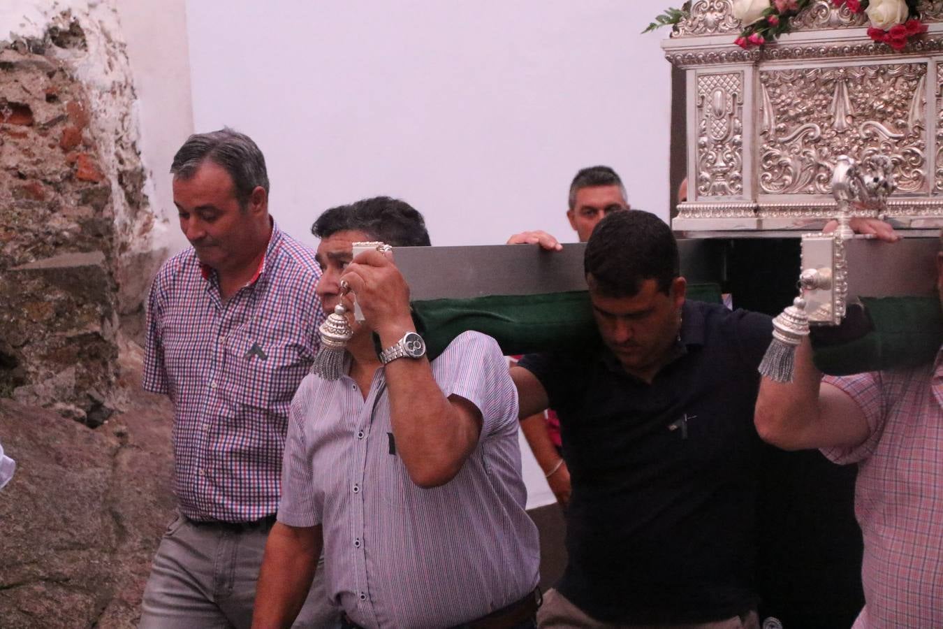 Nuestra Señora de Aguasantas despertó, ayer, una vez más, la devoción y el fervor que los jerezanos sienten hacia Ella. Jerez de los Caballeros se vistió de gala para acompañar a su Patrona en el traslado hacia su Santuario, donde se ponía fin a los tradicionales cultos que desde el pasado mes de agosto se han celebrado en la iglesia de Santa María de la Encarnación, organizados por la Hermandad de Nuestra Señora de Aguasantas.