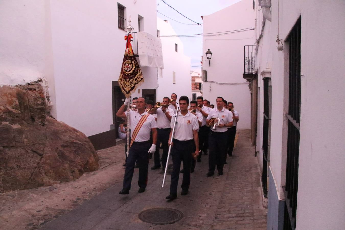 Nuestra Señora de Aguasantas despertó, ayer, una vez más, la devoción y el fervor que los jerezanos sienten hacia Ella. Jerez de los Caballeros se vistió de gala para acompañar a su Patrona en el traslado hacia su Santuario, donde se ponía fin a los tradicionales cultos que desde el pasado mes de agosto se han celebrado en la iglesia de Santa María de la Encarnación, organizados por la Hermandad de Nuestra Señora de Aguasantas.