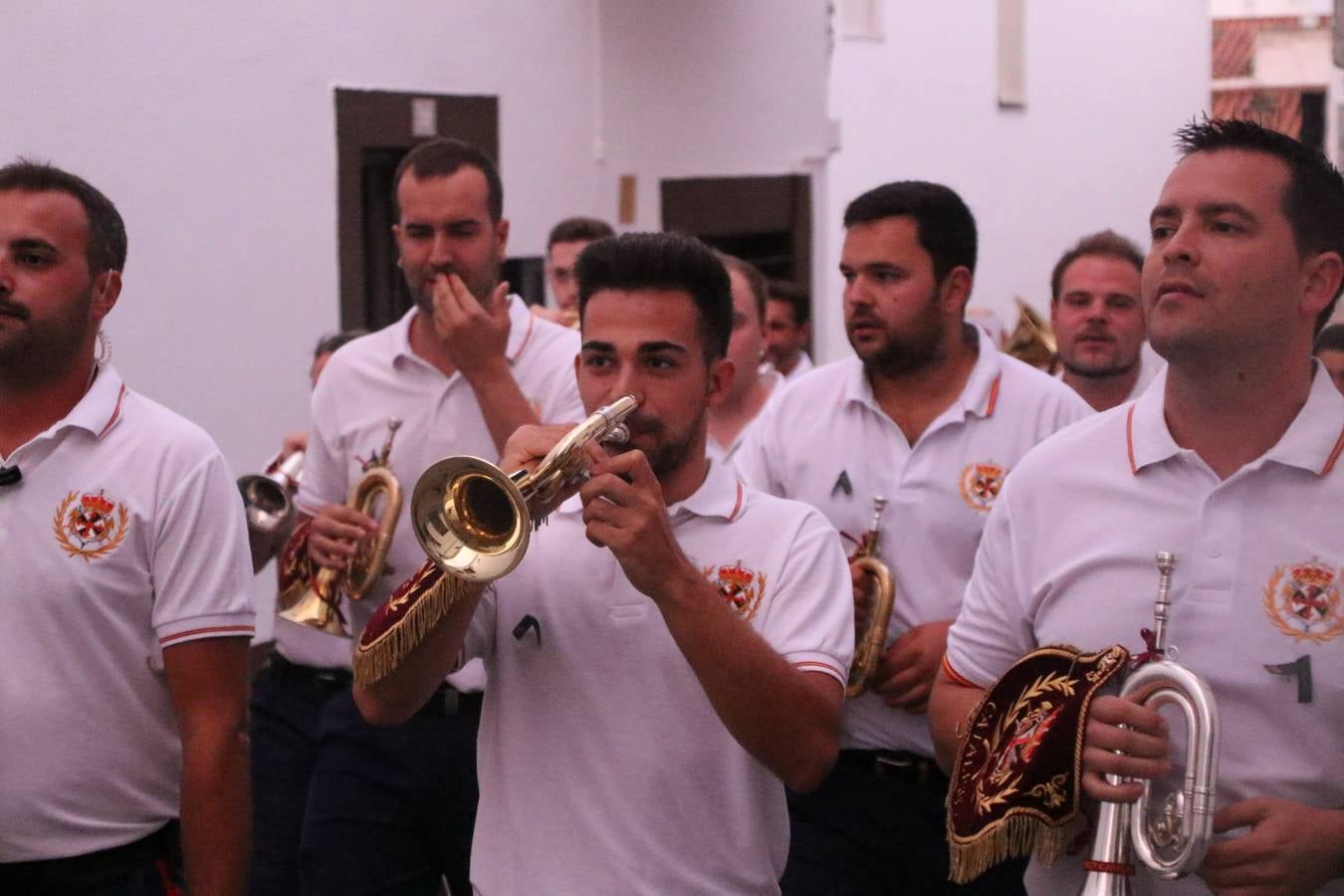 Nuestra Señora de Aguasantas despertó, ayer, una vez más, la devoción y el fervor que los jerezanos sienten hacia Ella. Jerez de los Caballeros se vistió de gala para acompañar a su Patrona en el traslado hacia su Santuario, donde se ponía fin a los tradicionales cultos que desde el pasado mes de agosto se han celebrado en la iglesia de Santa María de la Encarnación, organizados por la Hermandad de Nuestra Señora de Aguasantas.