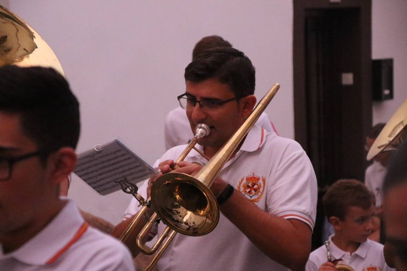 Nuestra Señora de Aguasantas despertó, ayer, una vez más, la devoción y el fervor que los jerezanos sienten hacia Ella. Jerez de los Caballeros se vistió de gala para acompañar a su Patrona en el traslado hacia su Santuario, donde se ponía fin a los tradicionales cultos que desde el pasado mes de agosto se han celebrado en la iglesia de Santa María de la Encarnación, organizados por la Hermandad de Nuestra Señora de Aguasantas.