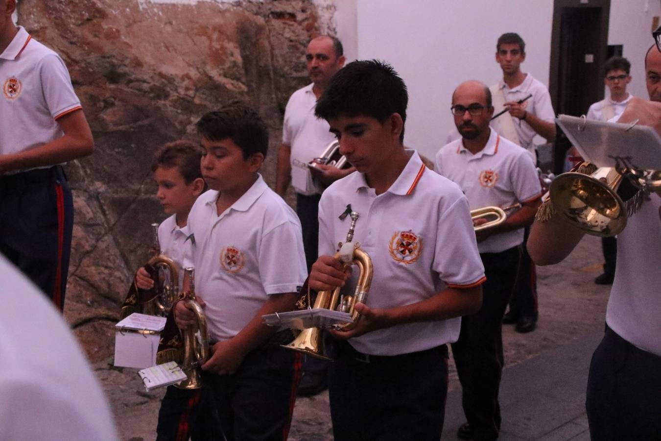 Nuestra Señora de Aguasantas despertó, ayer, una vez más, la devoción y el fervor que los jerezanos sienten hacia Ella. Jerez de los Caballeros se vistió de gala para acompañar a su Patrona en el traslado hacia su Santuario, donde se ponía fin a los tradicionales cultos que desde el pasado mes de agosto se han celebrado en la iglesia de Santa María de la Encarnación, organizados por la Hermandad de Nuestra Señora de Aguasantas.