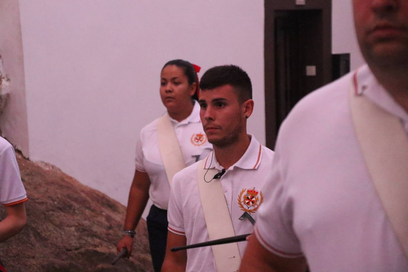 Nuestra Señora de Aguasantas despertó, ayer, una vez más, la devoción y el fervor que los jerezanos sienten hacia Ella. Jerez de los Caballeros se vistió de gala para acompañar a su Patrona en el traslado hacia su Santuario, donde se ponía fin a los tradicionales cultos que desde el pasado mes de agosto se han celebrado en la iglesia de Santa María de la Encarnación, organizados por la Hermandad de Nuestra Señora de Aguasantas.