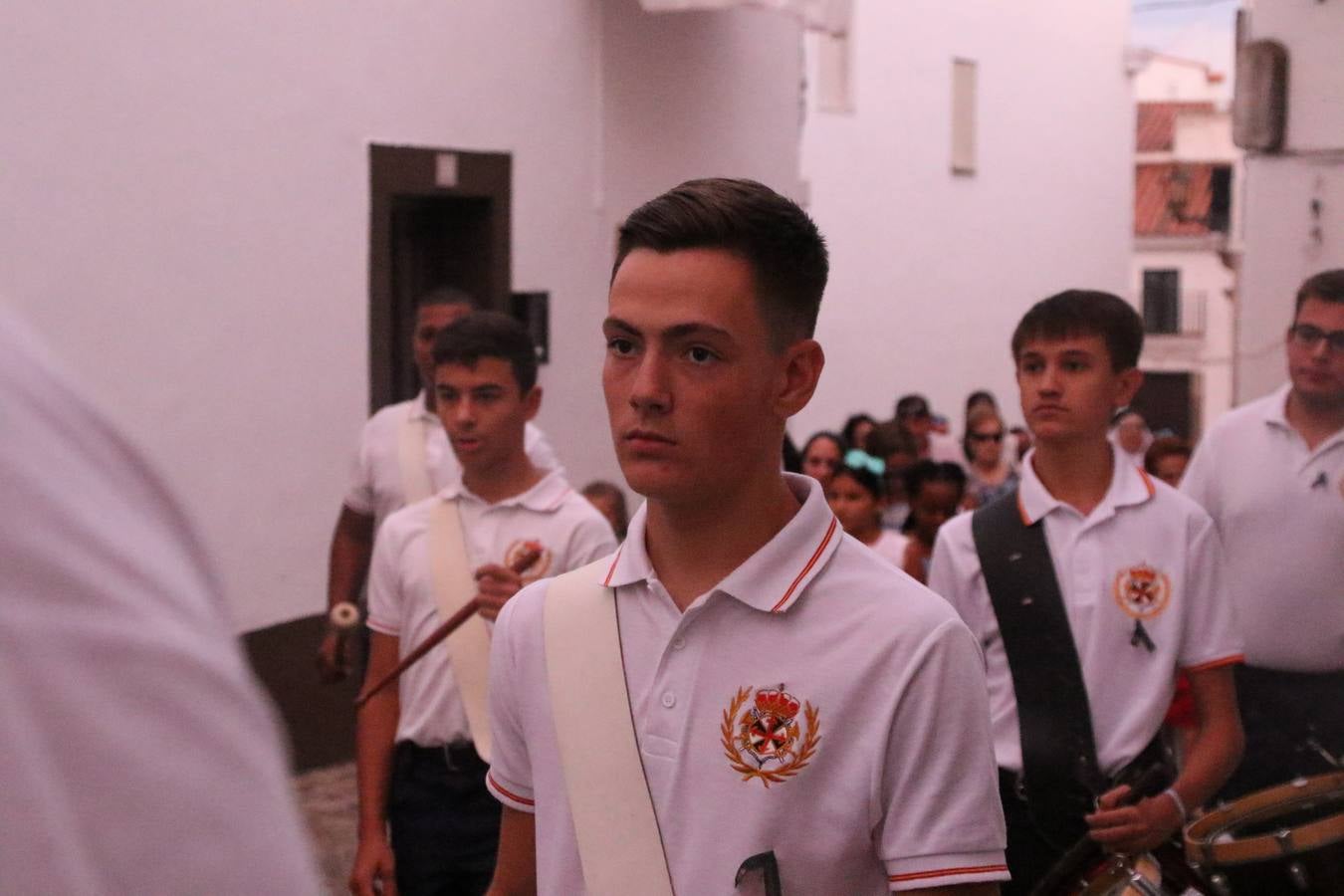 Nuestra Señora de Aguasantas despertó, ayer, una vez más, la devoción y el fervor que los jerezanos sienten hacia Ella. Jerez de los Caballeros se vistió de gala para acompañar a su Patrona en el traslado hacia su Santuario, donde se ponía fin a los tradicionales cultos que desde el pasado mes de agosto se han celebrado en la iglesia de Santa María de la Encarnación, organizados por la Hermandad de Nuestra Señora de Aguasantas.