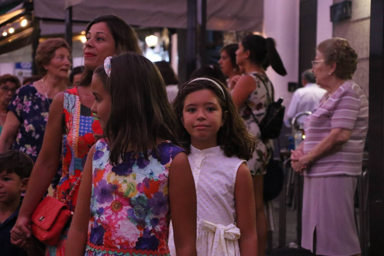 Nuestra Señora de Aguasantas despertó, ayer, una vez más, la devoción y el fervor que los jerezanos sienten hacia Ella. Jerez de los Caballeros se vistió de gala para acompañar a su Patrona en el traslado hacia su Santuario, donde se ponía fin a los tradicionales cultos que desde el pasado mes de agosto se han celebrado en la iglesia de Santa María de la Encarnación, organizados por la Hermandad de Nuestra Señora de Aguasantas.