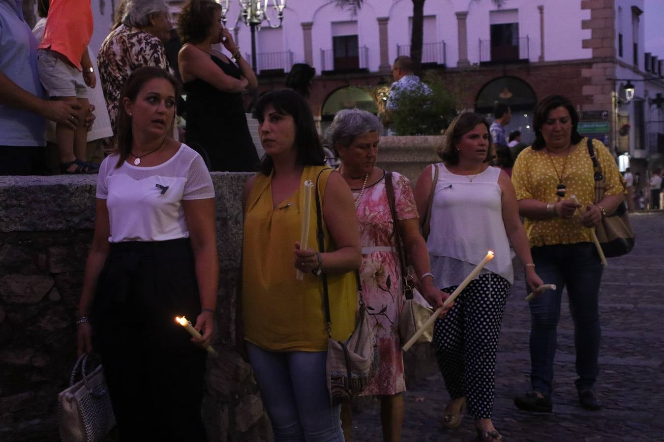 Nuestra Señora de Aguasantas despertó, ayer, una vez más, la devoción y el fervor que los jerezanos sienten hacia Ella. Jerez de los Caballeros se vistió de gala para acompañar a su Patrona en el traslado hacia su Santuario, donde se ponía fin a los tradicionales cultos que desde el pasado mes de agosto se han celebrado en la iglesia de Santa María de la Encarnación, organizados por la Hermandad de Nuestra Señora de Aguasantas.