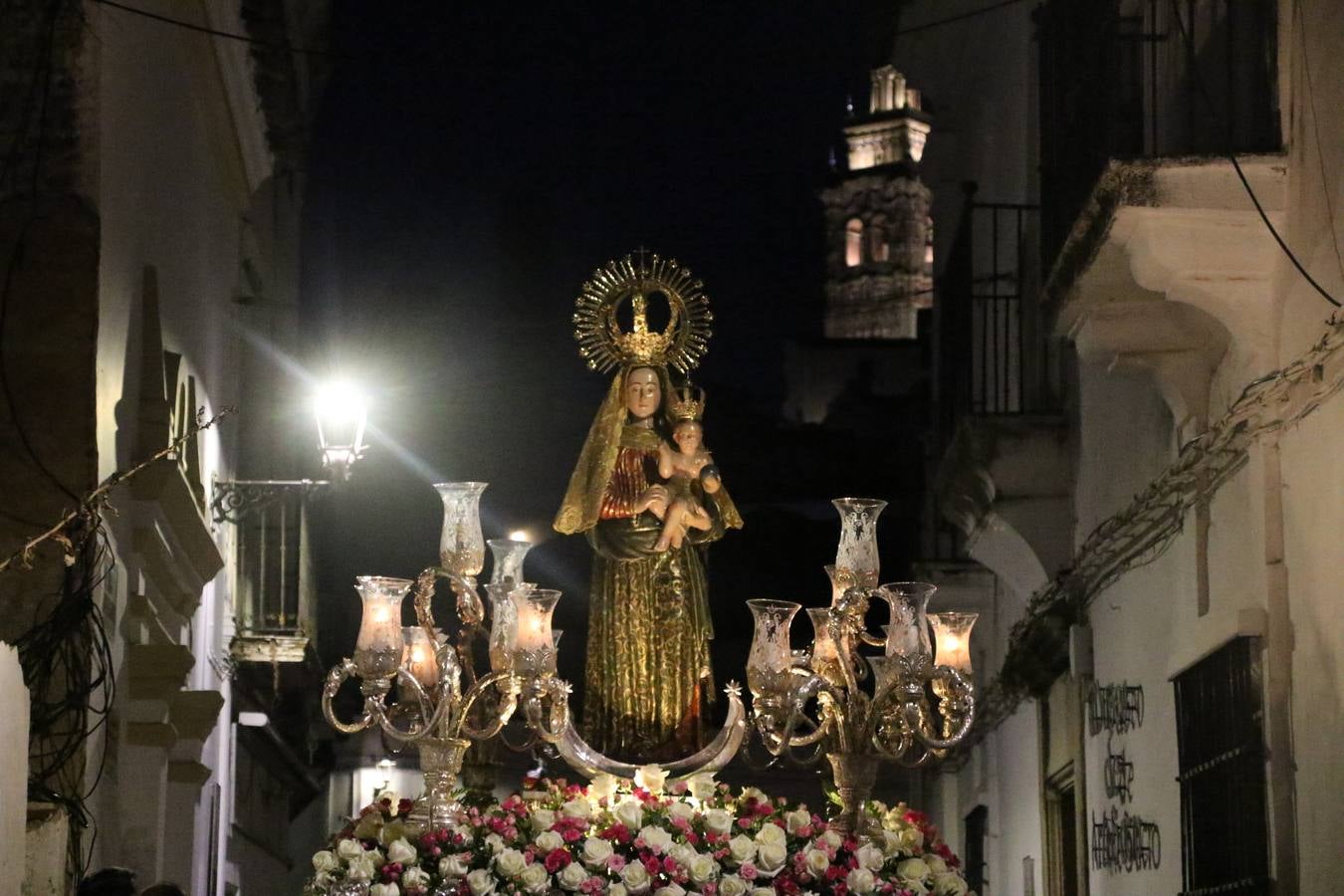 Nuestra Señora de Aguasantas despertó, ayer, una vez más, la devoción y el fervor que los jerezanos sienten hacia Ella. Jerez de los Caballeros se vistió de gala para acompañar a su Patrona en el traslado hacia su Santuario, donde se ponía fin a los tradicionales cultos que desde el pasado mes de agosto se han celebrado en la iglesia de Santa María de la Encarnación, organizados por la Hermandad de Nuestra Señora de Aguasantas.