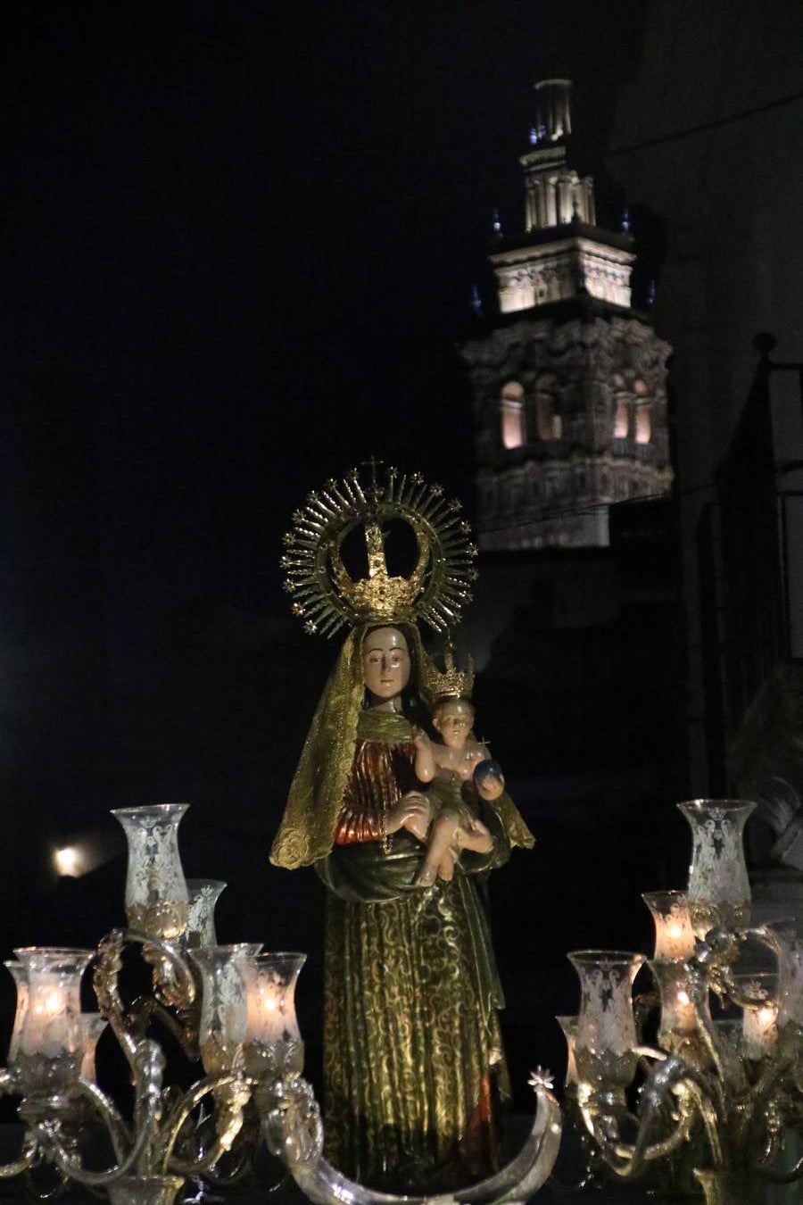 Nuestra Señora de Aguasantas despertó, ayer, una vez más, la devoción y el fervor que los jerezanos sienten hacia Ella. Jerez de los Caballeros se vistió de gala para acompañar a su Patrona en el traslado hacia su Santuario, donde se ponía fin a los tradicionales cultos que desde el pasado mes de agosto se han celebrado en la iglesia de Santa María de la Encarnación, organizados por la Hermandad de Nuestra Señora de Aguasantas.