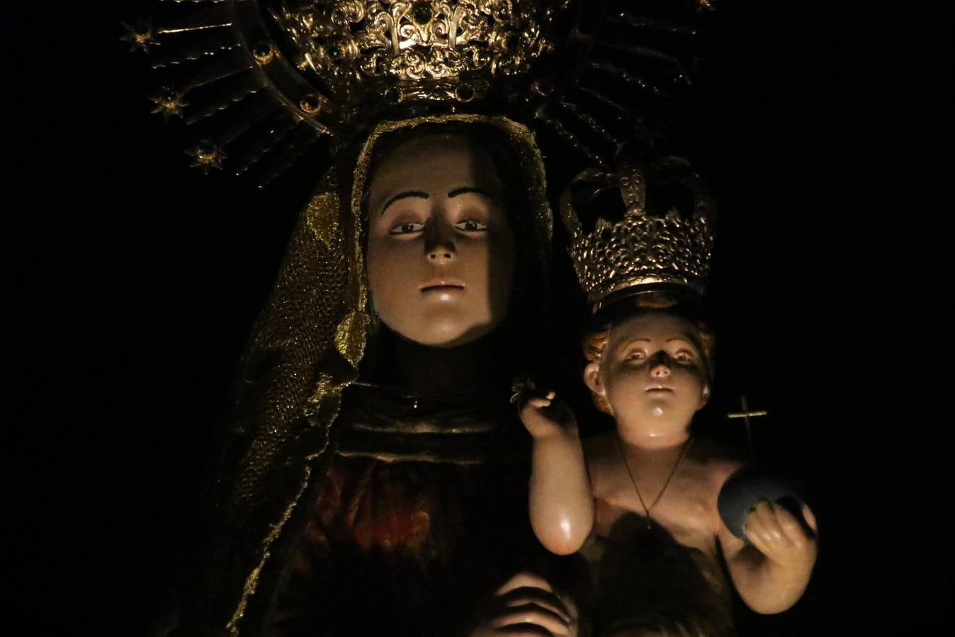 Nuestra Señora de Aguasantas despertó, ayer, una vez más, la devoción y el fervor que los jerezanos sienten hacia Ella. Jerez de los Caballeros se vistió de gala para acompañar a su Patrona en el traslado hacia su Santuario, donde se ponía fin a los tradicionales cultos que desde el pasado mes de agosto se han celebrado en la iglesia de Santa María de la Encarnación, organizados por la Hermandad de Nuestra Señora de Aguasantas.
