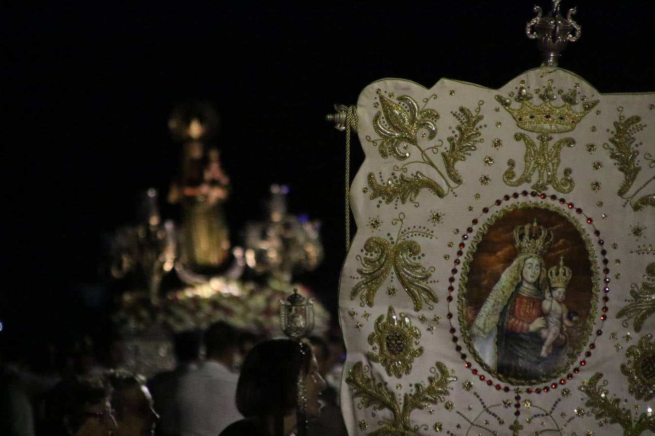 Nuestra Señora de Aguasantas despertó, ayer, una vez más, la devoción y el fervor que los jerezanos sienten hacia Ella. Jerez de los Caballeros se vistió de gala para acompañar a su Patrona en el traslado hacia su Santuario, donde se ponía fin a los tradicionales cultos que desde el pasado mes de agosto se han celebrado en la iglesia de Santa María de la Encarnación, organizados por la Hermandad de Nuestra Señora de Aguasantas.