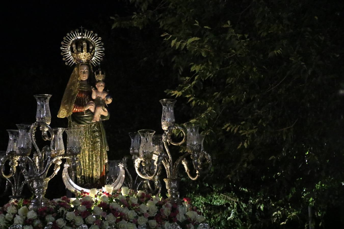 Nuestra Señora de Aguasantas despertó, ayer, una vez más, la devoción y el fervor que los jerezanos sienten hacia Ella. Jerez de los Caballeros se vistió de gala para acompañar a su Patrona en el traslado hacia su Santuario, donde se ponía fin a los tradicionales cultos que desde el pasado mes de agosto se han celebrado en la iglesia de Santa María de la Encarnación, organizados por la Hermandad de Nuestra Señora de Aguasantas.