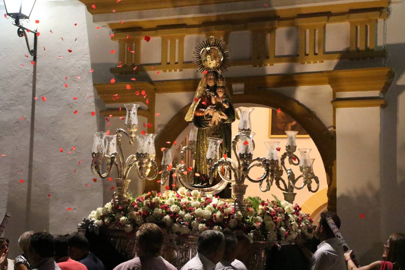 Nuestra Señora de Aguasantas despertó, ayer, una vez más, la devoción y el fervor que los jerezanos sienten hacia Ella. Jerez de los Caballeros se vistió de gala para acompañar a su Patrona en el traslado hacia su Santuario, donde se ponía fin a los tradicionales cultos que desde el pasado mes de agosto se han celebrado en la iglesia de Santa María de la Encarnación, organizados por la Hermandad de Nuestra Señora de Aguasantas.