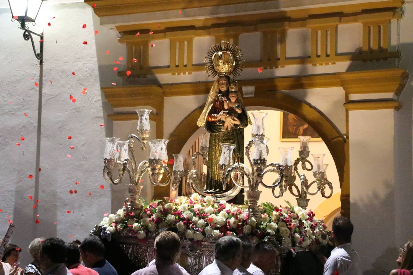 Nuestra Señora de Aguasantas despertó, ayer, una vez más, la devoción y el fervor que los jerezanos sienten hacia Ella. Jerez de los Caballeros se vistió de gala para acompañar a su Patrona en el traslado hacia su Santuario, donde se ponía fin a los tradicionales cultos que desde el pasado mes de agosto se han celebrado en la iglesia de Santa María de la Encarnación, organizados por la Hermandad de Nuestra Señora de Aguasantas.