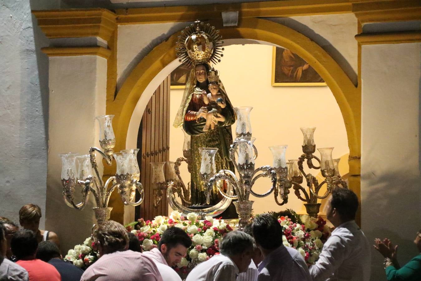 Nuestra Señora de Aguasantas despertó, ayer, una vez más, la devoción y el fervor que los jerezanos sienten hacia Ella. Jerez de los Caballeros se vistió de gala para acompañar a su Patrona en el traslado hacia su Santuario, donde se ponía fin a los tradicionales cultos que desde el pasado mes de agosto se han celebrado en la iglesia de Santa María de la Encarnación, organizados por la Hermandad de Nuestra Señora de Aguasantas.