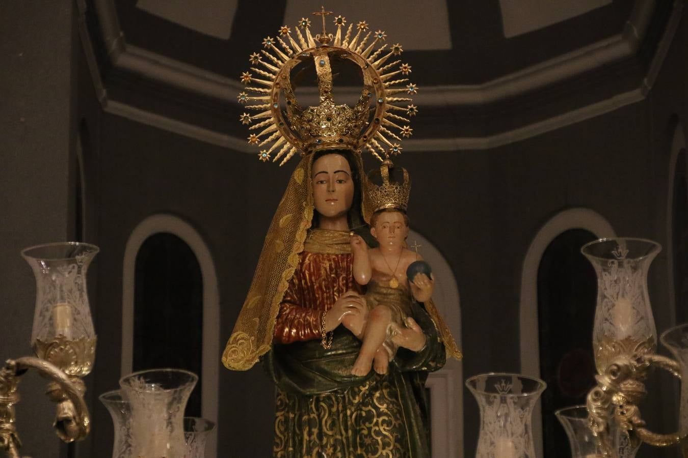 Nuestra Señora de Aguasantas despertó, ayer, una vez más, la devoción y el fervor que los jerezanos sienten hacia Ella. Jerez de los Caballeros se vistió de gala para acompañar a su Patrona en el traslado hacia su Santuario, donde se ponía fin a los tradicionales cultos que desde el pasado mes de agosto se han celebrado en la iglesia de Santa María de la Encarnación, organizados por la Hermandad de Nuestra Señora de Aguasantas.
