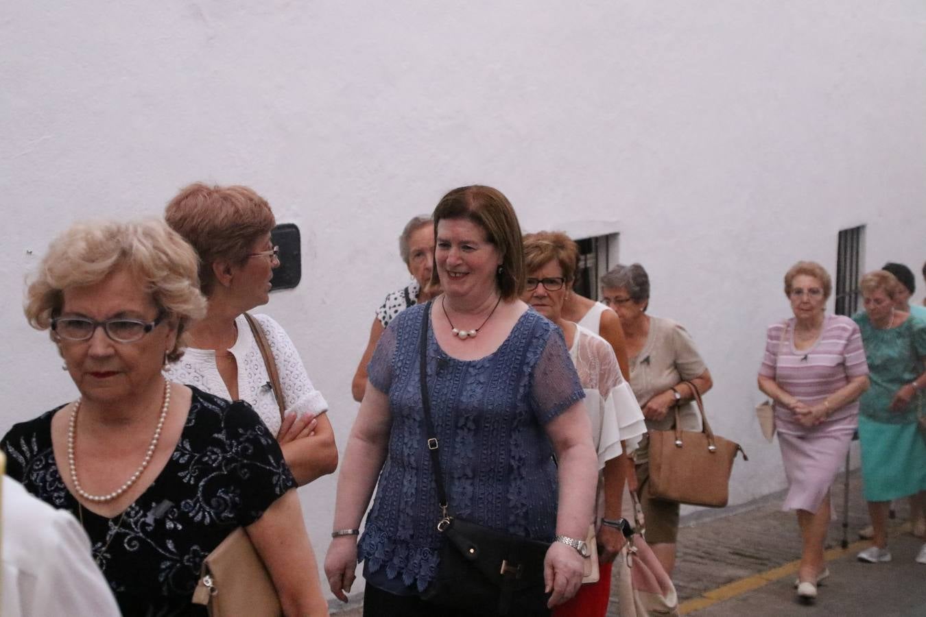 Nuestra Señora de Aguasantas despertó, ayer, una vez más, la devoción y el fervor que los jerezanos sienten hacia Ella. Jerez de los Caballeros se vistió de gala para acompañar a su Patrona en el traslado hacia su Santuario, donde se ponía fin a los tradicionales cultos que desde el pasado mes de agosto se han celebrado en la iglesia de Santa María de la Encarnación, organizados por la Hermandad de Nuestra Señora de Aguasantas.