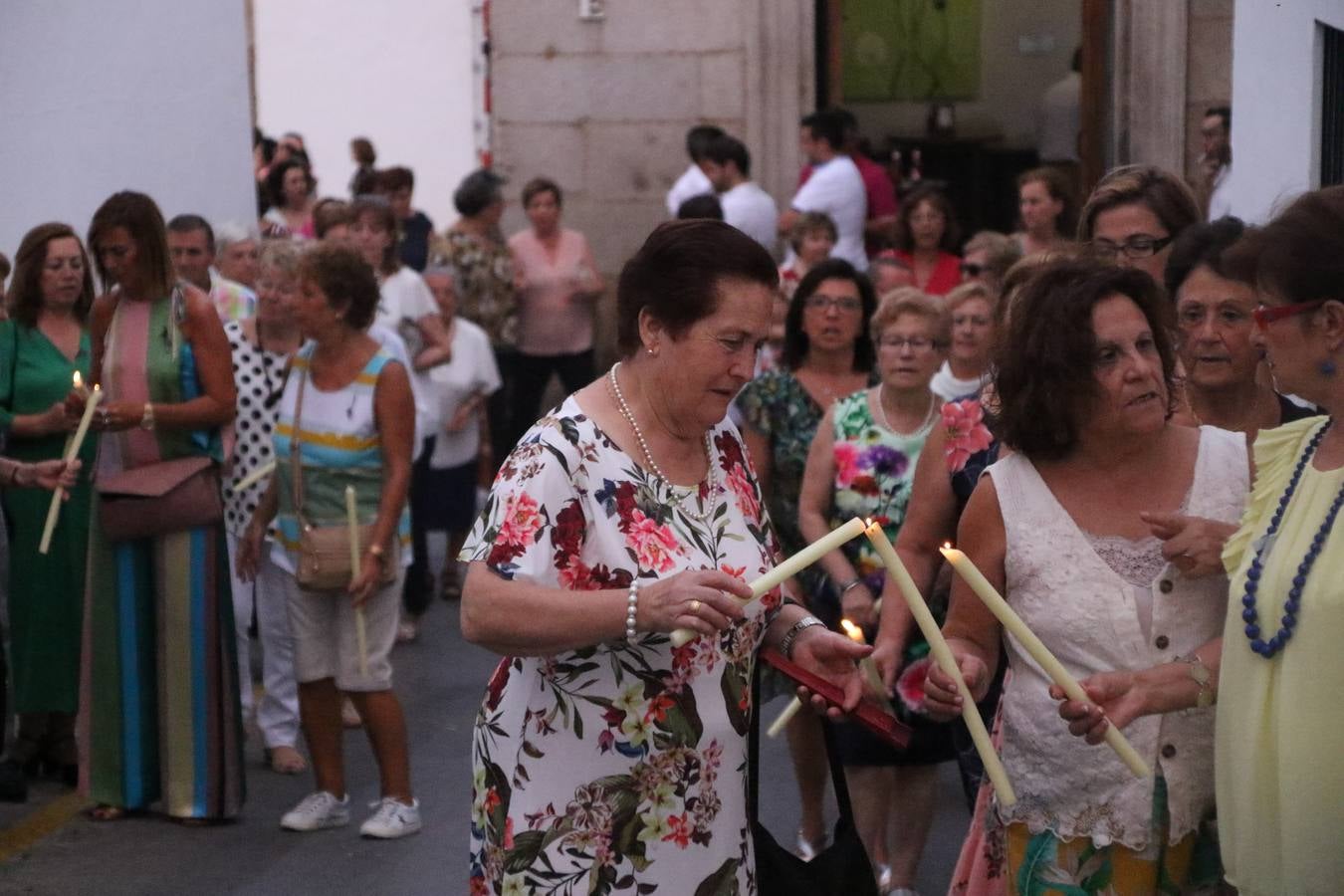 Nuestra Señora de Aguasantas despertó, ayer, una vez más, la devoción y el fervor que los jerezanos sienten hacia Ella. Jerez de los Caballeros se vistió de gala para acompañar a su Patrona en el traslado hacia su Santuario, donde se ponía fin a los tradicionales cultos que desde el pasado mes de agosto se han celebrado en la iglesia de Santa María de la Encarnación, organizados por la Hermandad de Nuestra Señora de Aguasantas.
