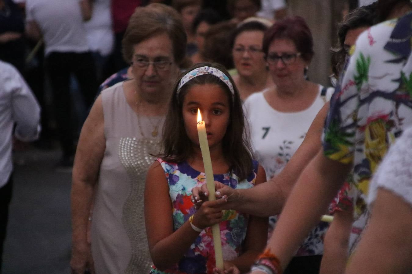 Nuestra Señora de Aguasantas despertó, ayer, una vez más, la devoción y el fervor que los jerezanos sienten hacia Ella. Jerez de los Caballeros se vistió de gala para acompañar a su Patrona en el traslado hacia su Santuario, donde se ponía fin a los tradicionales cultos que desde el pasado mes de agosto se han celebrado en la iglesia de Santa María de la Encarnación, organizados por la Hermandad de Nuestra Señora de Aguasantas.