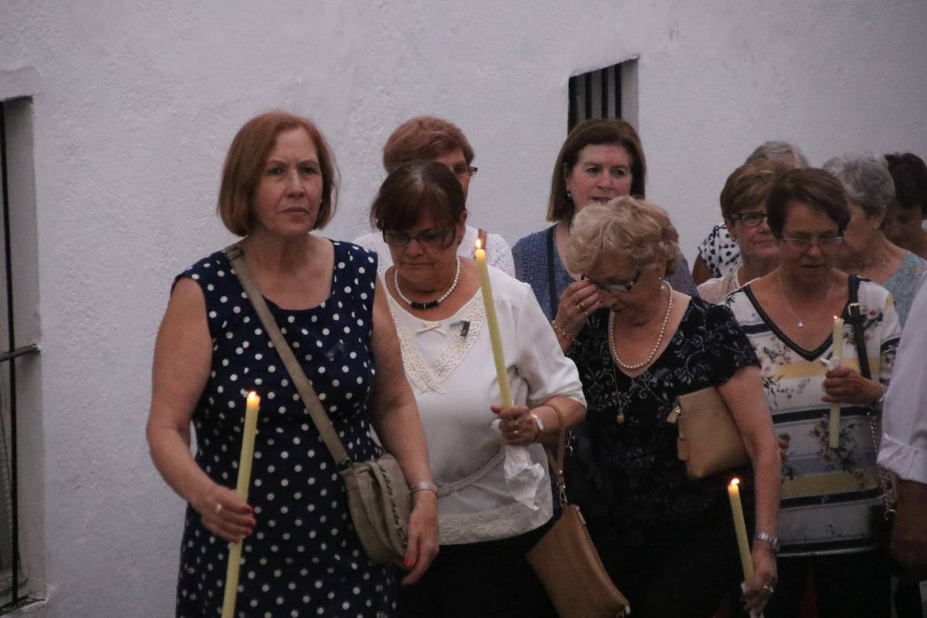 Nuestra Señora de Aguasantas despertó, ayer, una vez más, la devoción y el fervor que los jerezanos sienten hacia Ella. Jerez de los Caballeros se vistió de gala para acompañar a su Patrona en el traslado hacia su Santuario, donde se ponía fin a los tradicionales cultos que desde el pasado mes de agosto se han celebrado en la iglesia de Santa María de la Encarnación, organizados por la Hermandad de Nuestra Señora de Aguasantas.