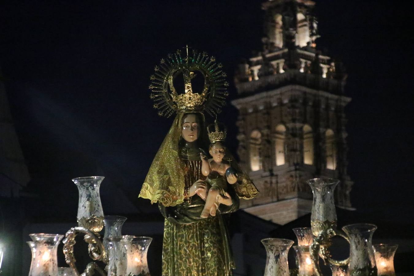 Nuestra Señora de Aguasantas despertó, ayer, una vez más, la devoción y el fervor que los jerezanos sienten hacia Ella. Jerez de los Caballeros se vistió de gala para acompañar a su Patrona en el traslado hacia su Santuario, donde se ponía fin a los tradicionales cultos que desde el pasado mes de agosto se han celebrado en la iglesia de Santa María de la Encarnación, organizados por la Hermandad de Nuestra Señora de Aguasantas.