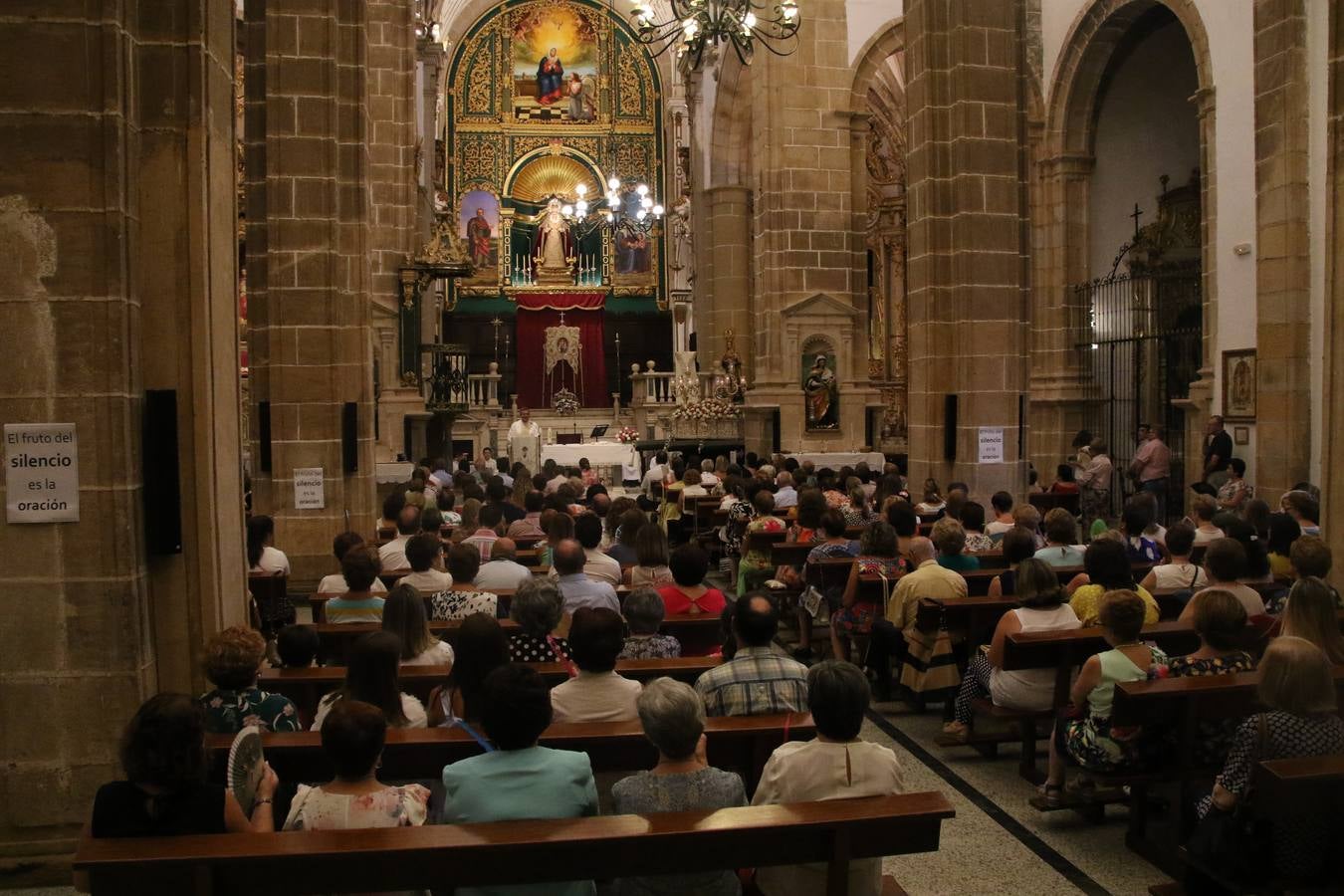 Nuestra Señora de Aguasantas despertó, ayer, una vez más, la devoción y el fervor que los jerezanos sienten hacia Ella. Jerez de los Caballeros se vistió de gala para acompañar a su Patrona en el traslado hacia su Santuario, donde se ponía fin a los tradicionales cultos que desde el pasado mes de agosto se han celebrado en la iglesia de Santa María de la Encarnación, organizados por la Hermandad de Nuestra Señora de Aguasantas.