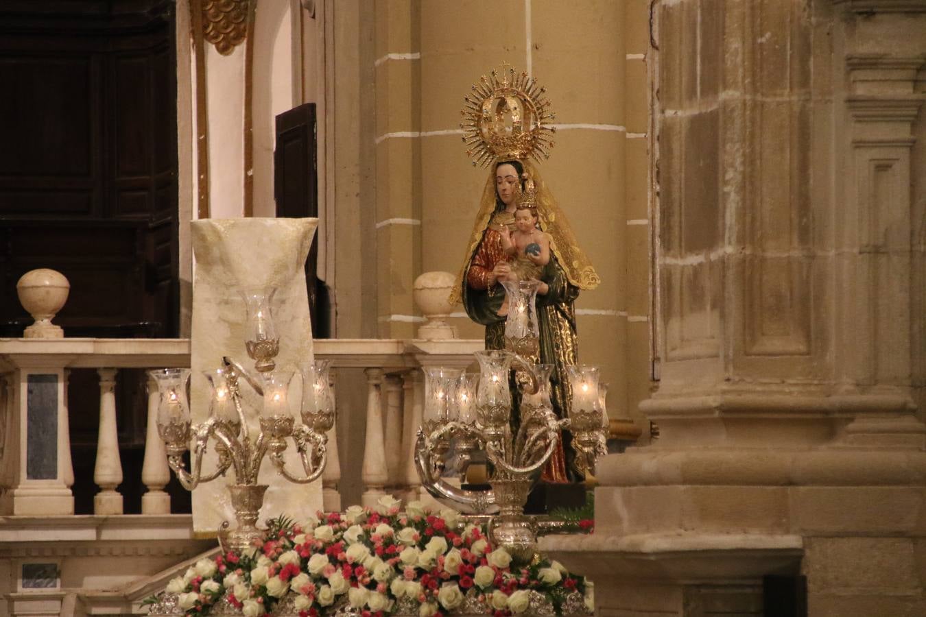 Nuestra Señora de Aguasantas despertó, ayer, una vez más, la devoción y el fervor que los jerezanos sienten hacia Ella. Jerez de los Caballeros se vistió de gala para acompañar a su Patrona en el traslado hacia su Santuario, donde se ponía fin a los tradicionales cultos que desde el pasado mes de agosto se han celebrado en la iglesia de Santa María de la Encarnación, organizados por la Hermandad de Nuestra Señora de Aguasantas.