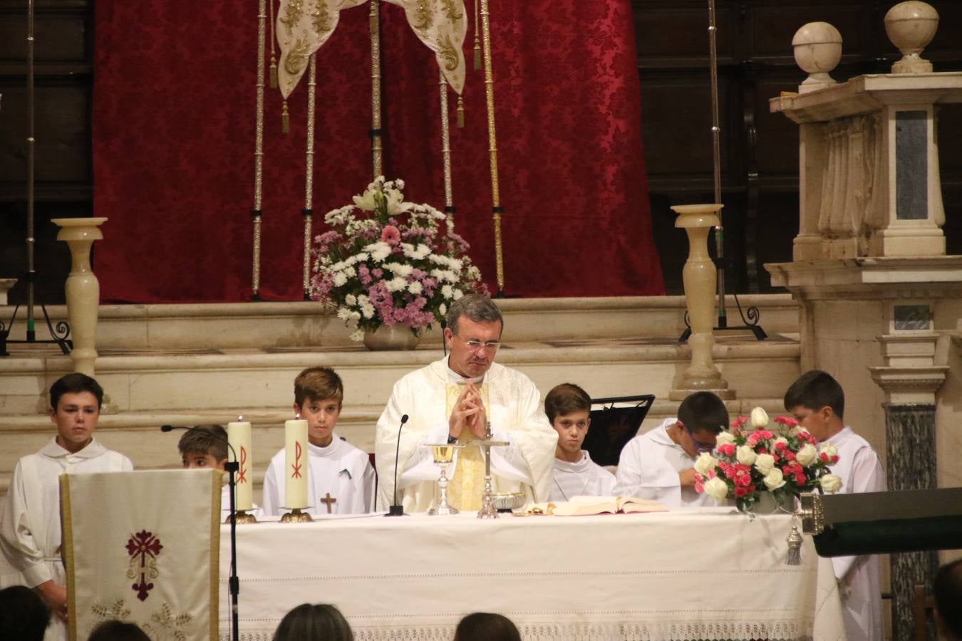 Nuestra Señora de Aguasantas despertó, ayer, una vez más, la devoción y el fervor que los jerezanos sienten hacia Ella. Jerez de los Caballeros se vistió de gala para acompañar a su Patrona en el traslado hacia su Santuario, donde se ponía fin a los tradicionales cultos que desde el pasado mes de agosto se han celebrado en la iglesia de Santa María de la Encarnación, organizados por la Hermandad de Nuestra Señora de Aguasantas.