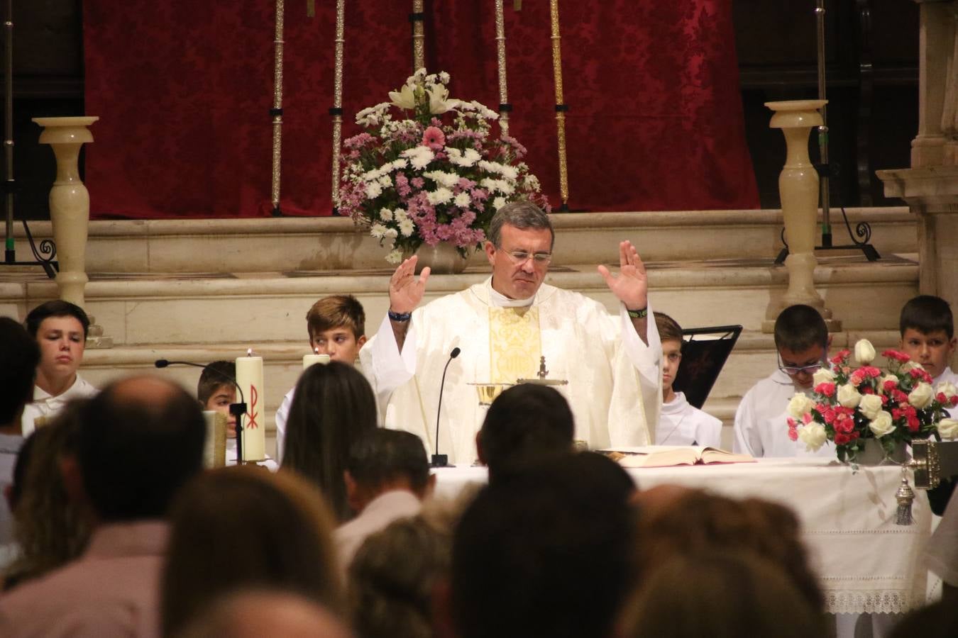 Nuestra Señora de Aguasantas despertó, ayer, una vez más, la devoción y el fervor que los jerezanos sienten hacia Ella. Jerez de los Caballeros se vistió de gala para acompañar a su Patrona en el traslado hacia su Santuario, donde se ponía fin a los tradicionales cultos que desde el pasado mes de agosto se han celebrado en la iglesia de Santa María de la Encarnación, organizados por la Hermandad de Nuestra Señora de Aguasantas.