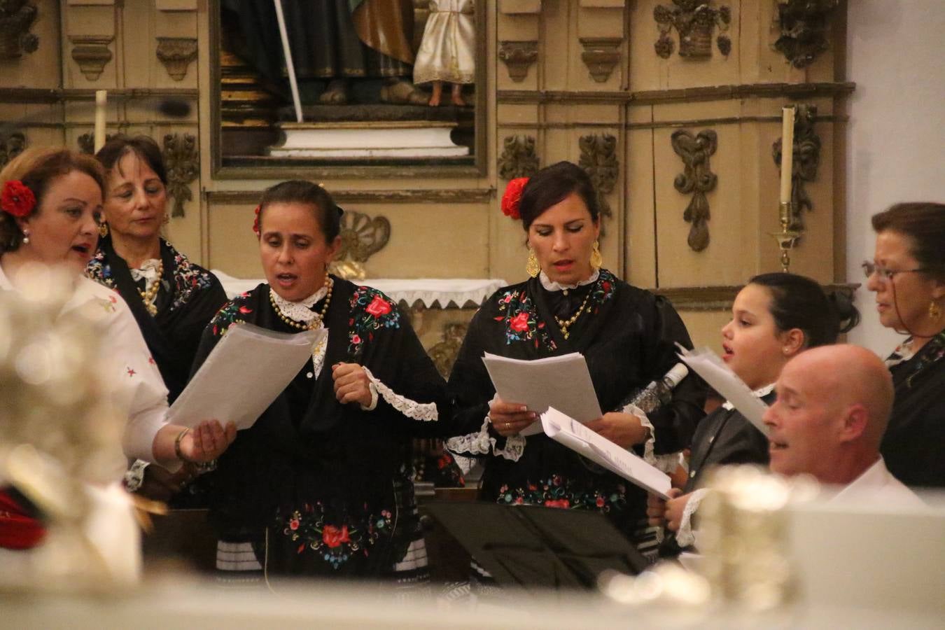Nuestra Señora de Aguasantas despertó, ayer, una vez más, la devoción y el fervor que los jerezanos sienten hacia Ella. Jerez de los Caballeros se vistió de gala para acompañar a su Patrona en el traslado hacia su Santuario, donde se ponía fin a los tradicionales cultos que desde el pasado mes de agosto se han celebrado en la iglesia de Santa María de la Encarnación, organizados por la Hermandad de Nuestra Señora de Aguasantas.
