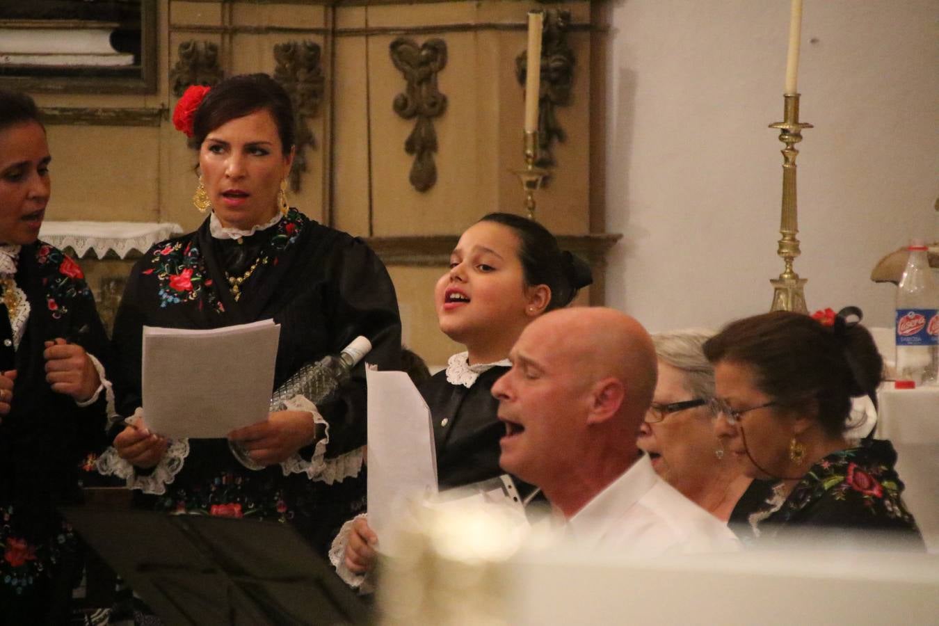 Nuestra Señora de Aguasantas despertó, ayer, una vez más, la devoción y el fervor que los jerezanos sienten hacia Ella. Jerez de los Caballeros se vistió de gala para acompañar a su Patrona en el traslado hacia su Santuario, donde se ponía fin a los tradicionales cultos que desde el pasado mes de agosto se han celebrado en la iglesia de Santa María de la Encarnación, organizados por la Hermandad de Nuestra Señora de Aguasantas.