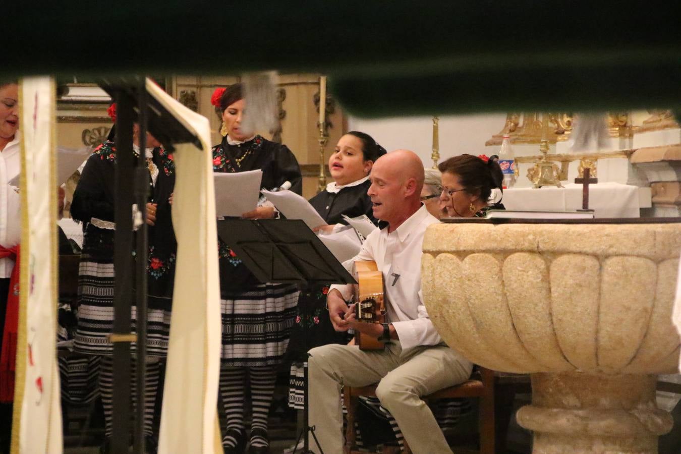 Nuestra Señora de Aguasantas despertó, ayer, una vez más, la devoción y el fervor que los jerezanos sienten hacia Ella. Jerez de los Caballeros se vistió de gala para acompañar a su Patrona en el traslado hacia su Santuario, donde se ponía fin a los tradicionales cultos que desde el pasado mes de agosto se han celebrado en la iglesia de Santa María de la Encarnación, organizados por la Hermandad de Nuestra Señora de Aguasantas.