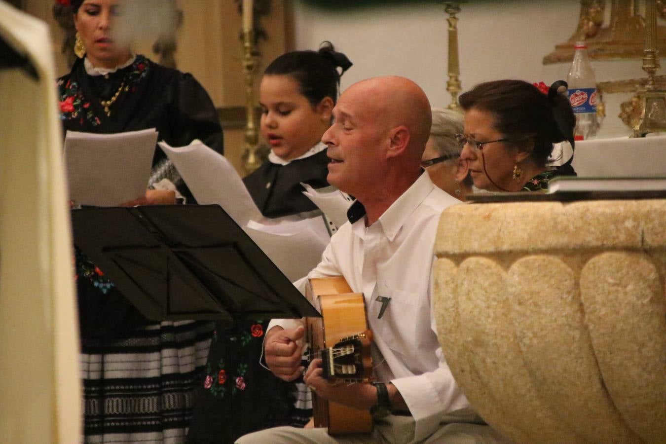 Nuestra Señora de Aguasantas despertó, ayer, una vez más, la devoción y el fervor que los jerezanos sienten hacia Ella. Jerez de los Caballeros se vistió de gala para acompañar a su Patrona en el traslado hacia su Santuario, donde se ponía fin a los tradicionales cultos que desde el pasado mes de agosto se han celebrado en la iglesia de Santa María de la Encarnación, organizados por la Hermandad de Nuestra Señora de Aguasantas.