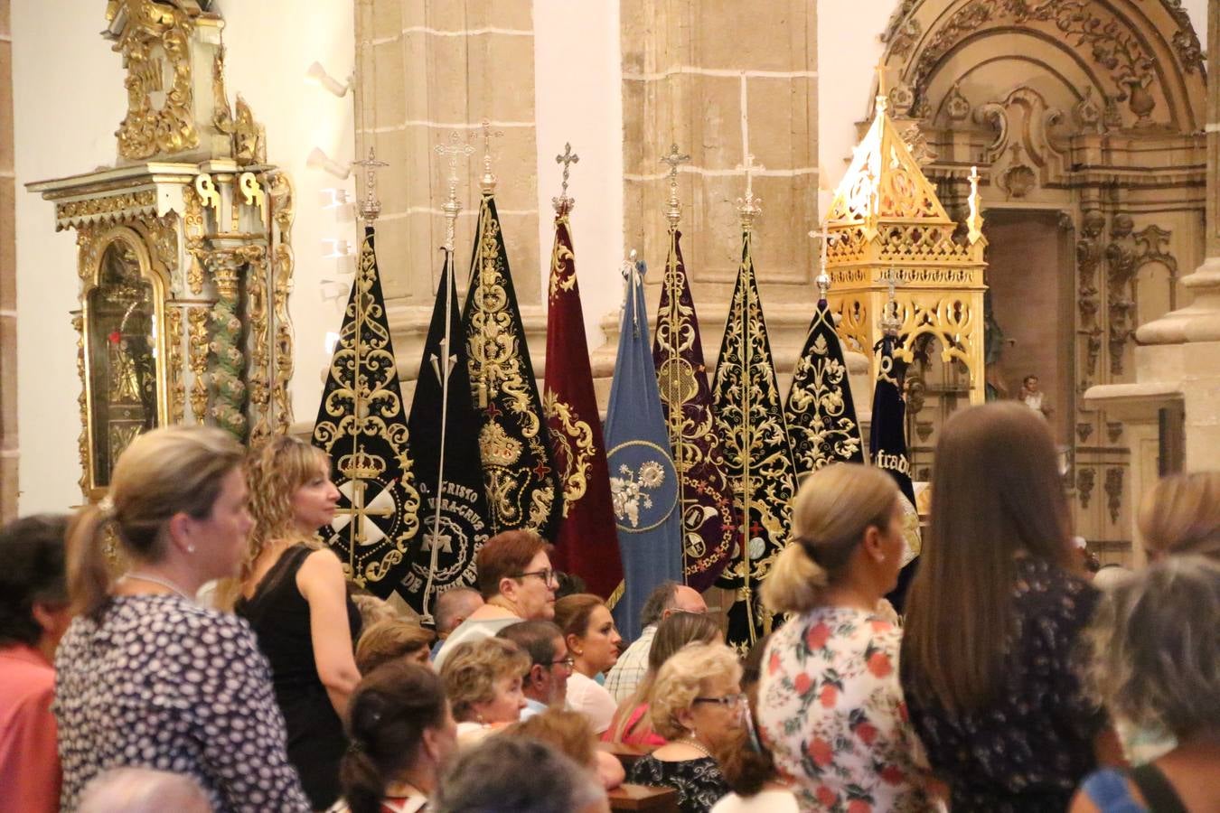 Nuestra Señora de Aguasantas despertó, ayer, una vez más, la devoción y el fervor que los jerezanos sienten hacia Ella. Jerez de los Caballeros se vistió de gala para acompañar a su Patrona en el traslado hacia su Santuario, donde se ponía fin a los tradicionales cultos que desde el pasado mes de agosto se han celebrado en la iglesia de Santa María de la Encarnación, organizados por la Hermandad de Nuestra Señora de Aguasantas.
