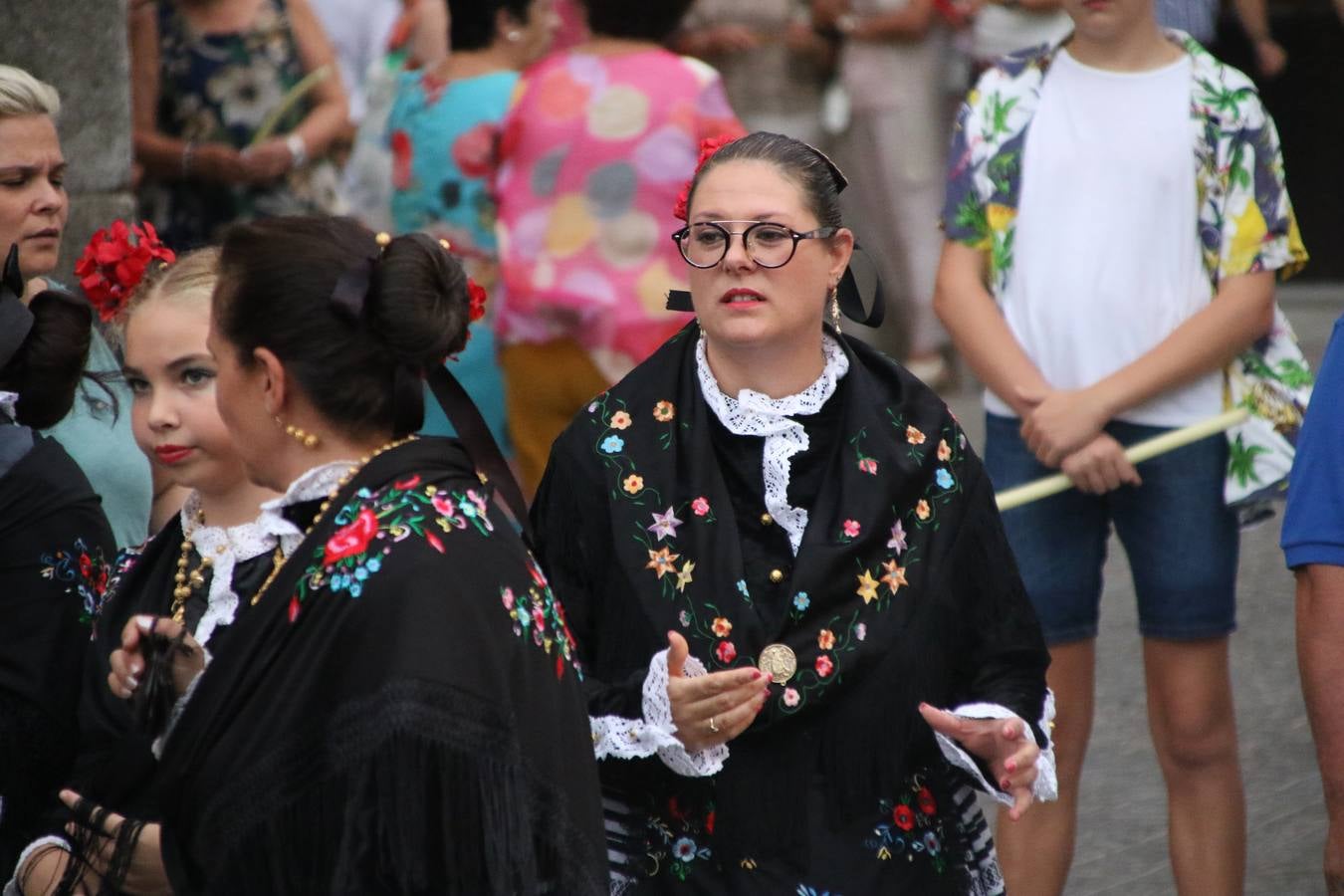 Nuestra Señora de Aguasantas despertó, ayer, una vez más, la devoción y el fervor que los jerezanos sienten hacia Ella. Jerez de los Caballeros se vistió de gala para acompañar a su Patrona en el traslado hacia su Santuario, donde se ponía fin a los tradicionales cultos que desde el pasado mes de agosto se han celebrado en la iglesia de Santa María de la Encarnación, organizados por la Hermandad de Nuestra Señora de Aguasantas.