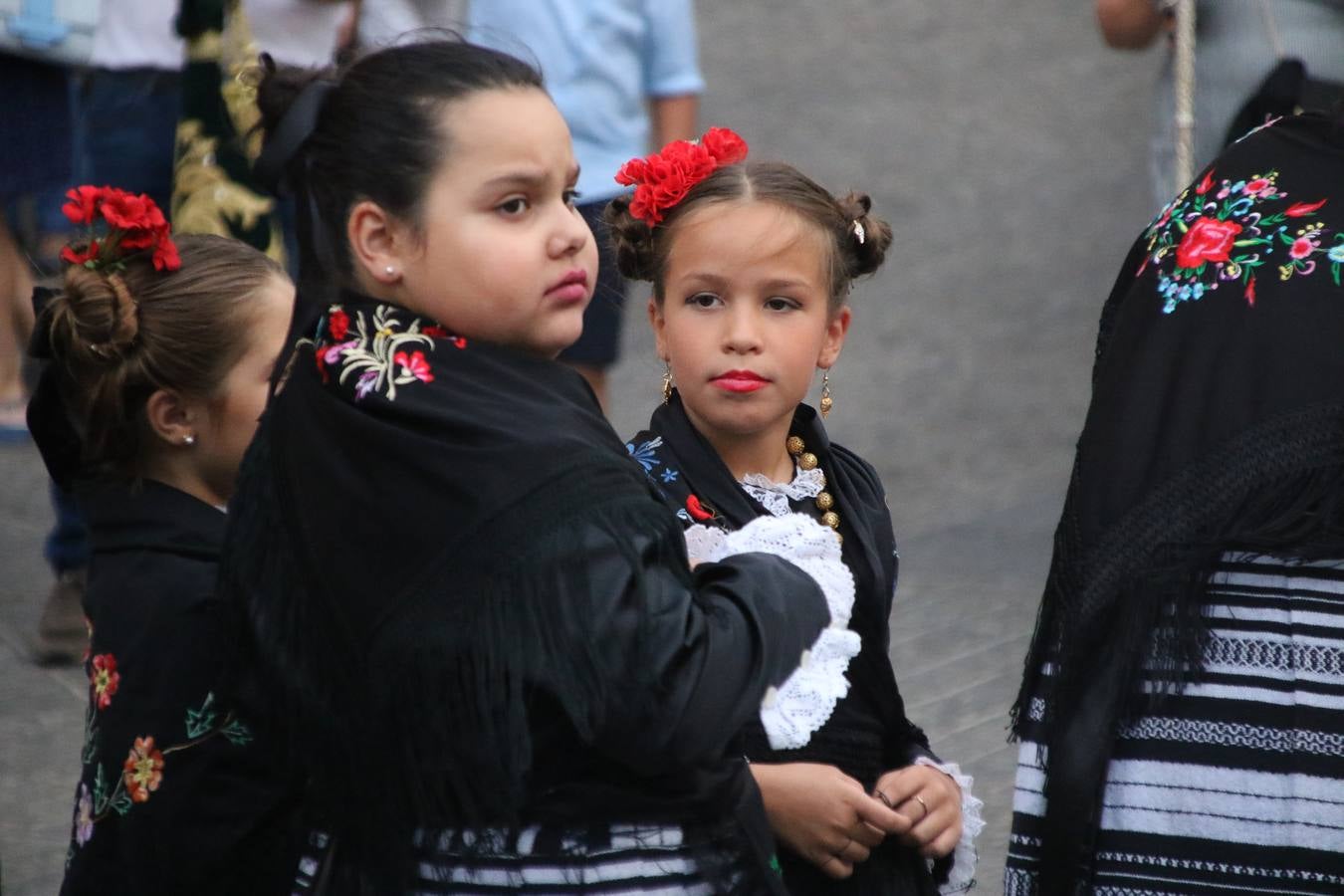 Nuestra Señora de Aguasantas despertó, ayer, una vez más, la devoción y el fervor que los jerezanos sienten hacia Ella. Jerez de los Caballeros se vistió de gala para acompañar a su Patrona en el traslado hacia su Santuario, donde se ponía fin a los tradicionales cultos que desde el pasado mes de agosto se han celebrado en la iglesia de Santa María de la Encarnación, organizados por la Hermandad de Nuestra Señora de Aguasantas.