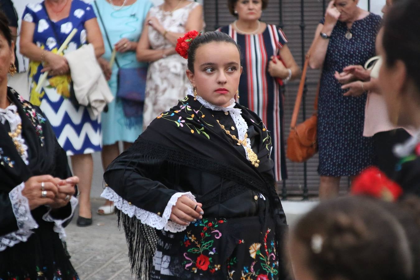 Nuestra Señora de Aguasantas despertó, ayer, una vez más, la devoción y el fervor que los jerezanos sienten hacia Ella. Jerez de los Caballeros se vistió de gala para acompañar a su Patrona en el traslado hacia su Santuario, donde se ponía fin a los tradicionales cultos que desde el pasado mes de agosto se han celebrado en la iglesia de Santa María de la Encarnación, organizados por la Hermandad de Nuestra Señora de Aguasantas.