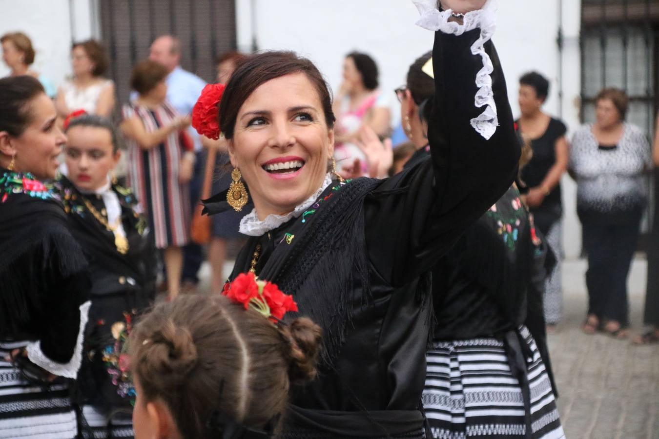 Nuestra Señora de Aguasantas despertó, ayer, una vez más, la devoción y el fervor que los jerezanos sienten hacia Ella. Jerez de los Caballeros se vistió de gala para acompañar a su Patrona en el traslado hacia su Santuario, donde se ponía fin a los tradicionales cultos que desde el pasado mes de agosto se han celebrado en la iglesia de Santa María de la Encarnación, organizados por la Hermandad de Nuestra Señora de Aguasantas.