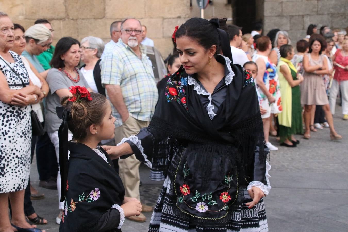 Nuestra Señora de Aguasantas despertó, ayer, una vez más, la devoción y el fervor que los jerezanos sienten hacia Ella. Jerez de los Caballeros se vistió de gala para acompañar a su Patrona en el traslado hacia su Santuario, donde se ponía fin a los tradicionales cultos que desde el pasado mes de agosto se han celebrado en la iglesia de Santa María de la Encarnación, organizados por la Hermandad de Nuestra Señora de Aguasantas.