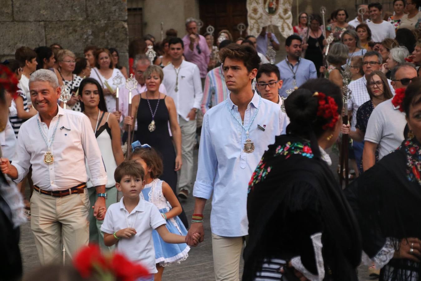 Nuestra Señora de Aguasantas despertó, ayer, una vez más, la devoción y el fervor que los jerezanos sienten hacia Ella. Jerez de los Caballeros se vistió de gala para acompañar a su Patrona en el traslado hacia su Santuario, donde se ponía fin a los tradicionales cultos que desde el pasado mes de agosto se han celebrado en la iglesia de Santa María de la Encarnación, organizados por la Hermandad de Nuestra Señora de Aguasantas.