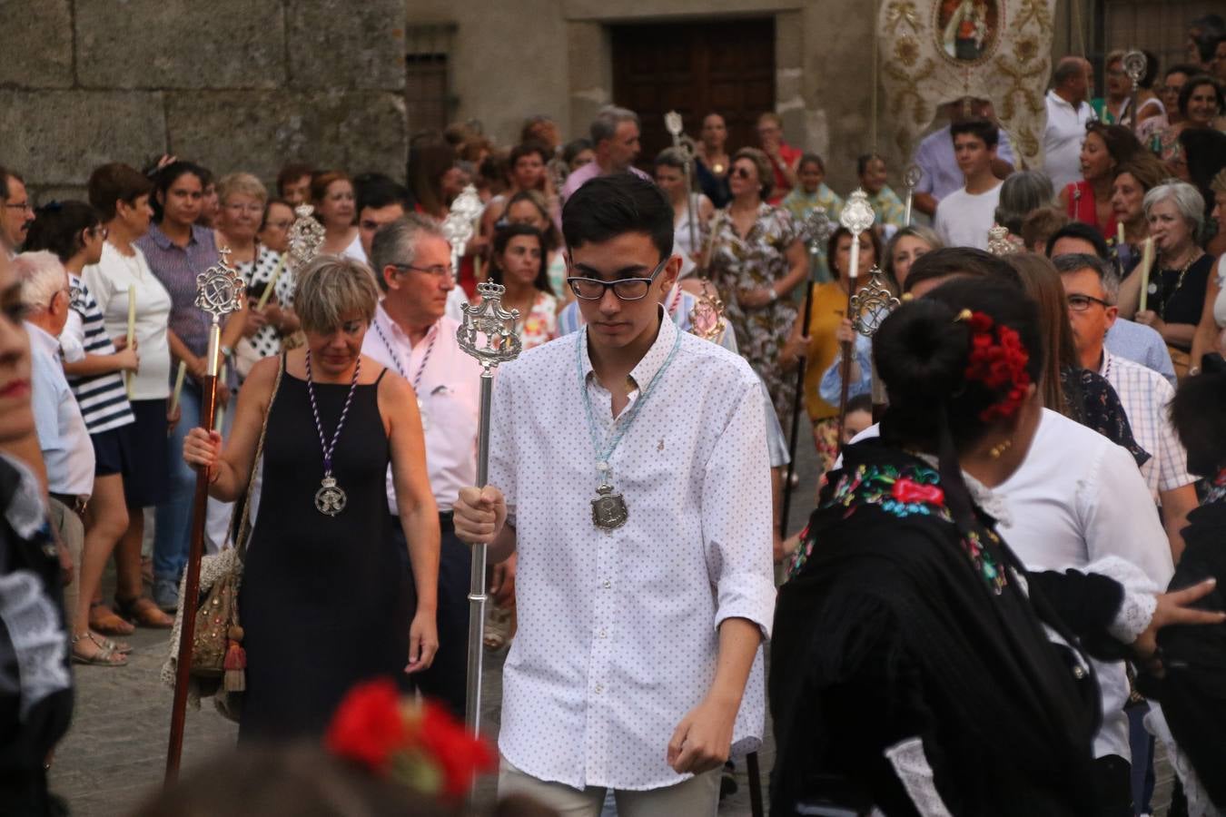 Nuestra Señora de Aguasantas despertó, ayer, una vez más, la devoción y el fervor que los jerezanos sienten hacia Ella. Jerez de los Caballeros se vistió de gala para acompañar a su Patrona en el traslado hacia su Santuario, donde se ponía fin a los tradicionales cultos que desde el pasado mes de agosto se han celebrado en la iglesia de Santa María de la Encarnación, organizados por la Hermandad de Nuestra Señora de Aguasantas.