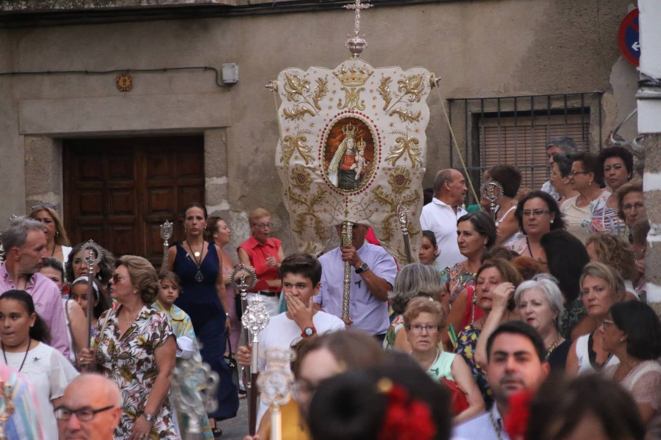 Nuestra Señora de Aguasantas despertó, ayer, una vez más, la devoción y el fervor que los jerezanos sienten hacia Ella. Jerez de los Caballeros se vistió de gala para acompañar a su Patrona en el traslado hacia su Santuario, donde se ponía fin a los tradicionales cultos que desde el pasado mes de agosto se han celebrado en la iglesia de Santa María de la Encarnación, organizados por la Hermandad de Nuestra Señora de Aguasantas.